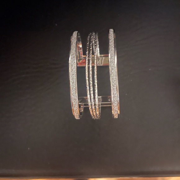 🎉HP🎉Beautiful, hollow silver cuff bracelet with glitter detail.$21🎉HP🎉 - Picture 8 of 9